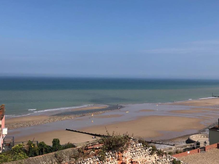Stunning Cromer beach house with sea views view 2
