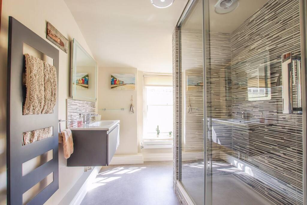 Stunning Cromer beach house with sea views view 4