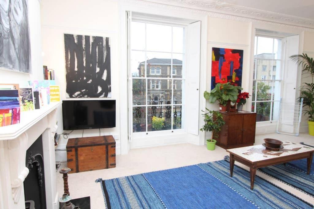 Stunning Arty Apartment in the heart of Clifton view 2