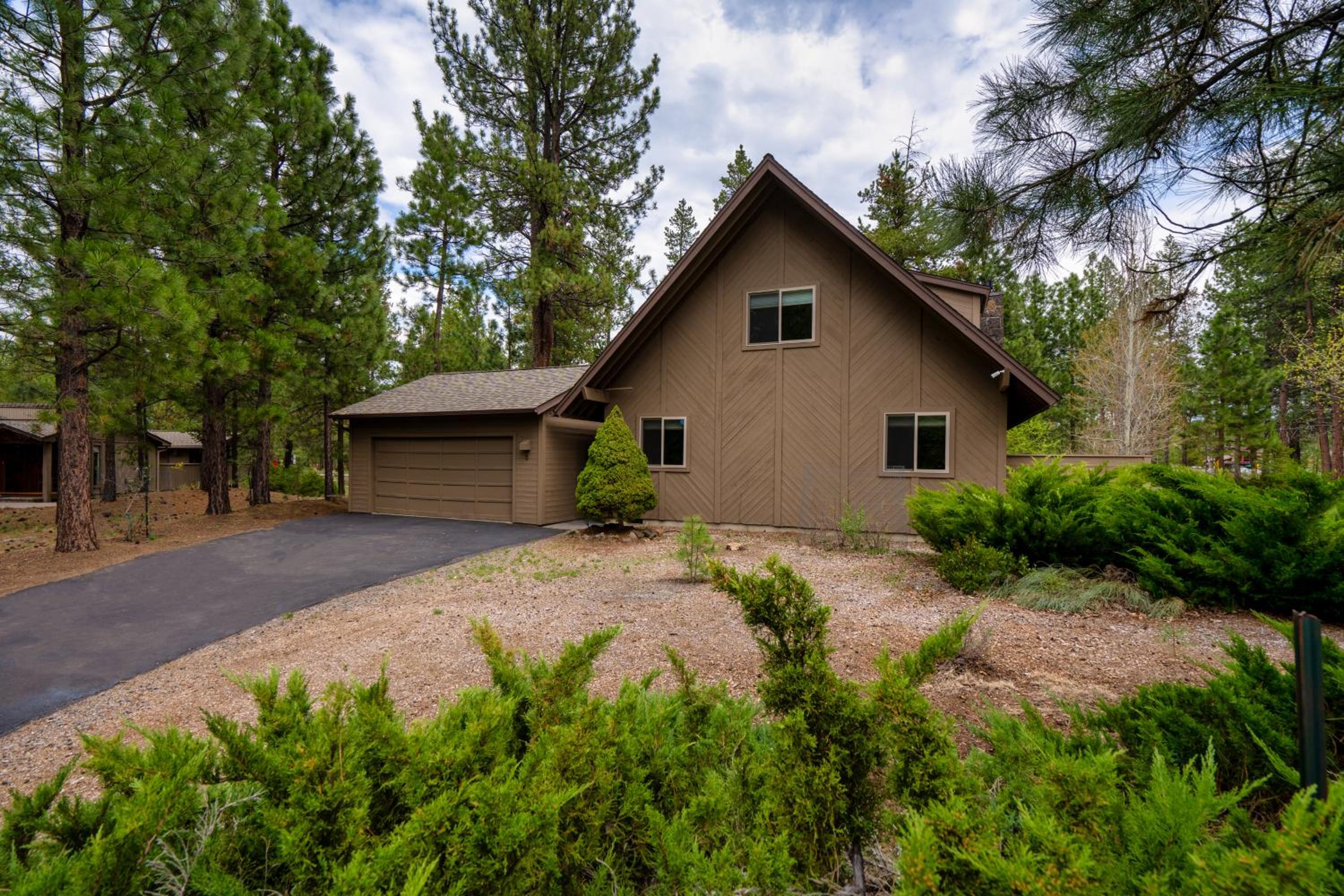 Hotel Welcome to The Village Hideout, Steps to the Village, Resort, Golf, SHARC, AC, Hot-tub, Grill and Bikes - Image 1