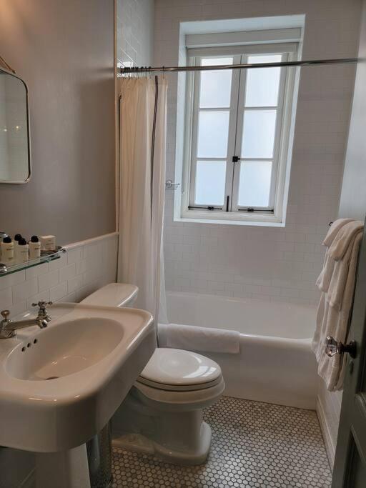 Cozy Studio With Franklin Village View - 30 Day Minimum Stay