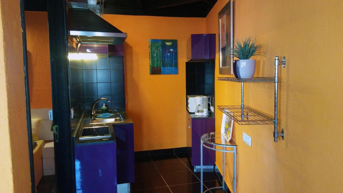 Apartamentos-Monasterio-de-San-Antonio-Modernes-Apartment-mit-Balkon-und-Meerblick photo 4