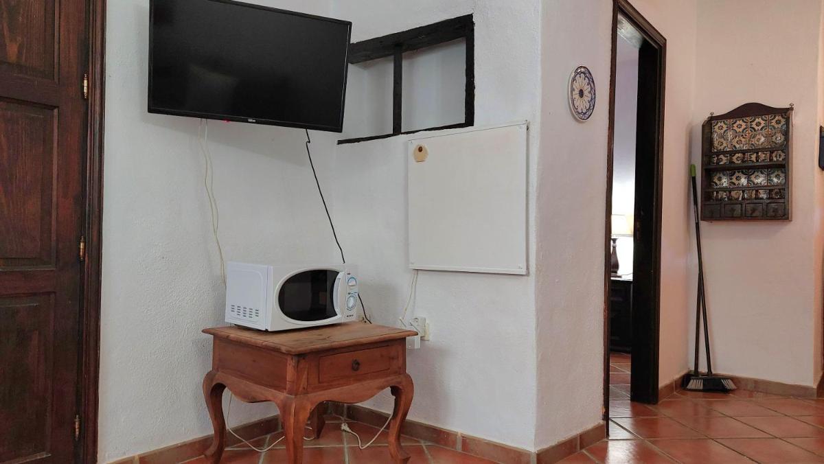 Apartamentos-Monasterio-de-San-Antonio-Mediterranes-Apartment-mit-kleiner-Terrasse-im-Innenhof photo 3