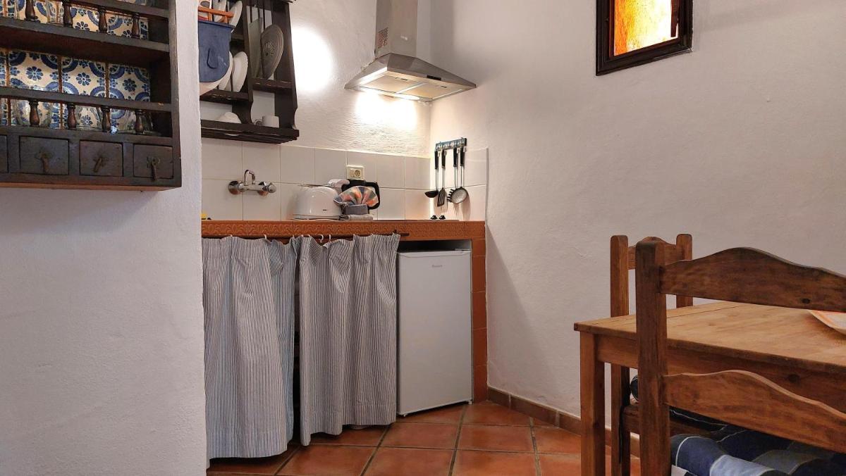 Apartamentos-Monasterio-de-San-Antonio-Mediterranes-Apartment-mit-kleiner-Terrasse-im-Innenhof photo 4