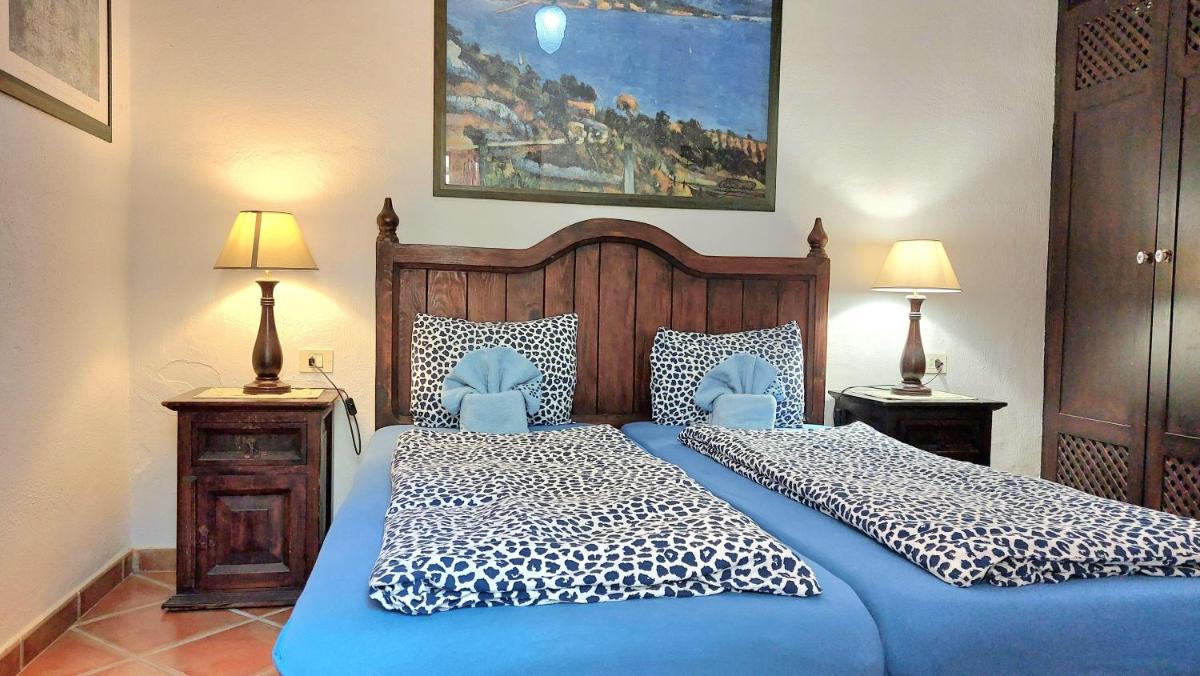 Apartamentos-Monasterio-de-San-Antonio-Mediterranes-Apartment-mit-kleiner-Terrasse-im-Innenhof photo 5