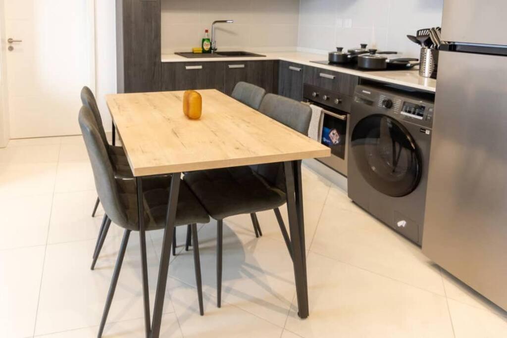 Lennox Beautiful 2 Bed view 3
