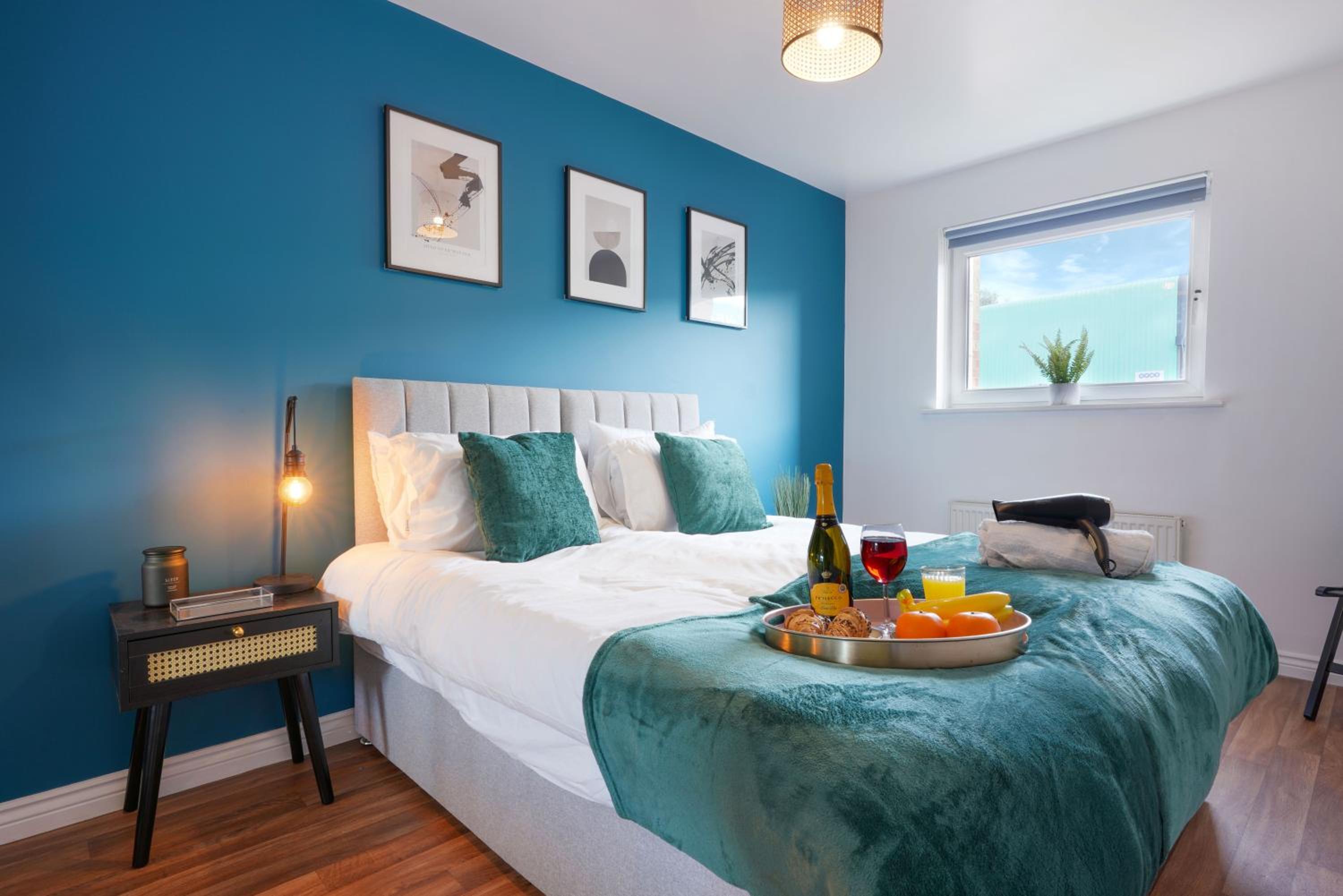 Stylish Apartment - Walking Distance to the City Centre - Free Parking, Fast Wi-Fi and SmartTV with Netflix by Yoko Property view 4