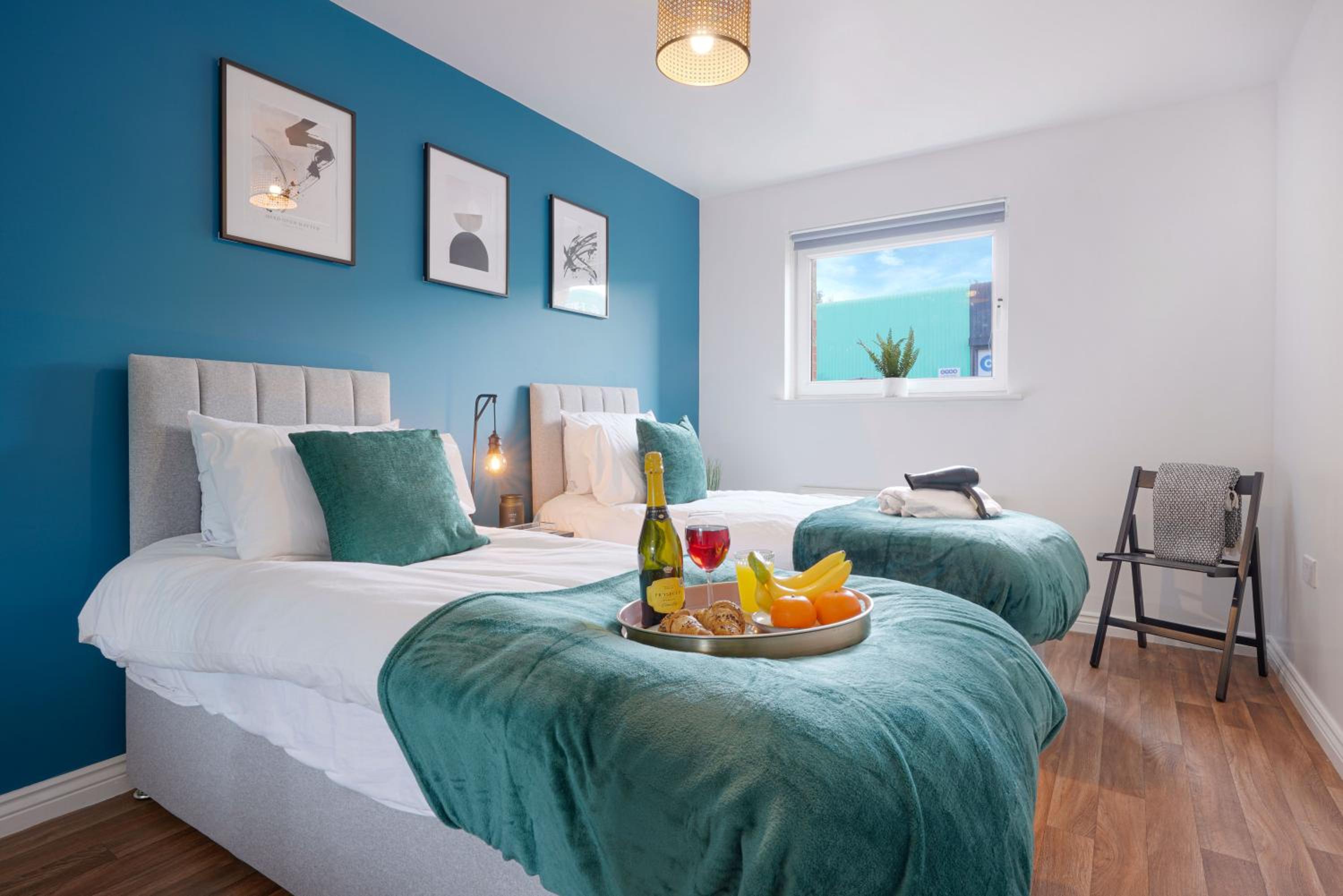 Stylish Apartment - Walking Distance to the City Centre - Free Parking, Fast Wi-Fi and SmartTV with Netflix by Yoko Property view 2