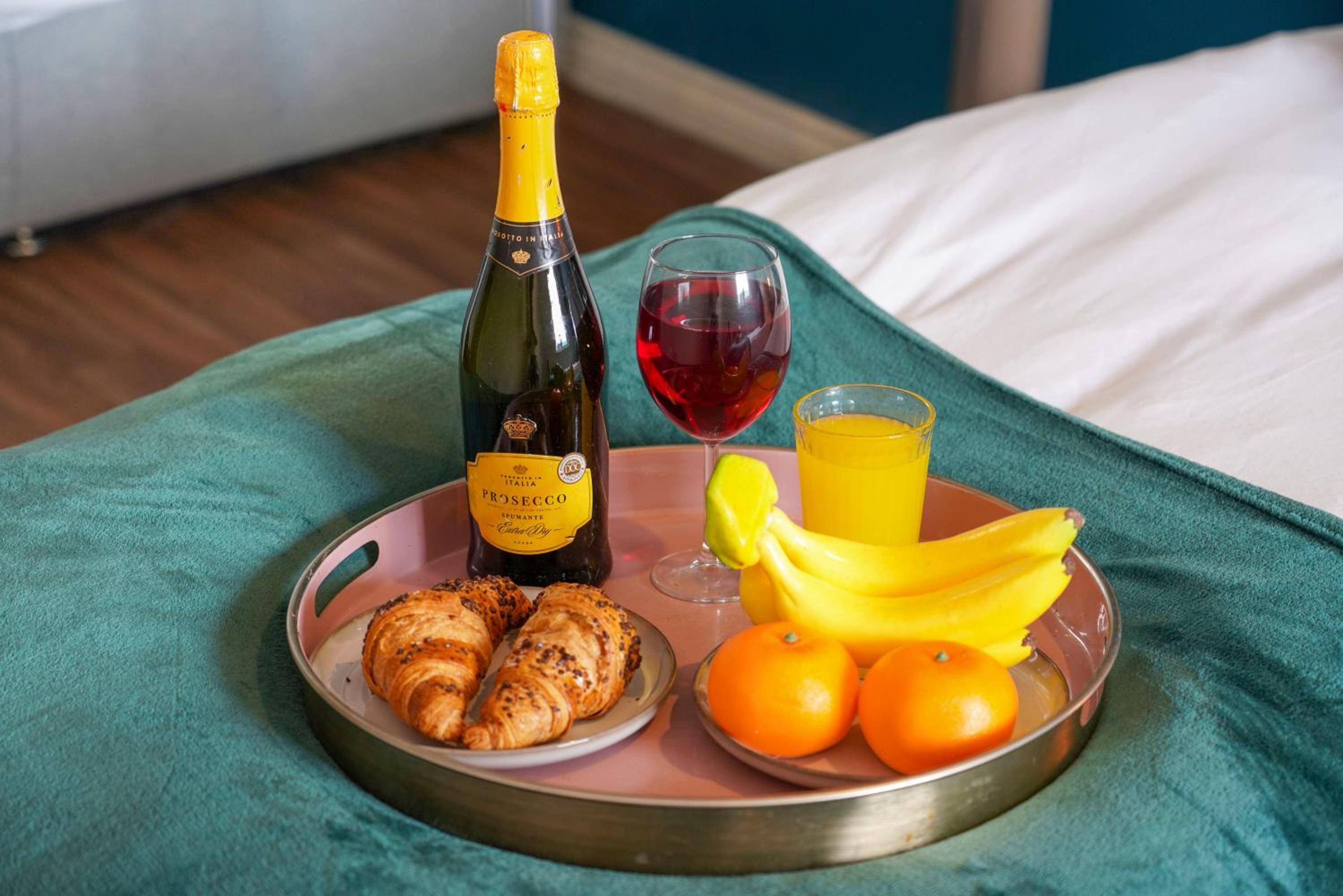 Stylish Apartment - Walking Distance to the City Centre - Free Parking, Fast Wi-Fi and SmartTV with Netflix by Yoko Property view 3