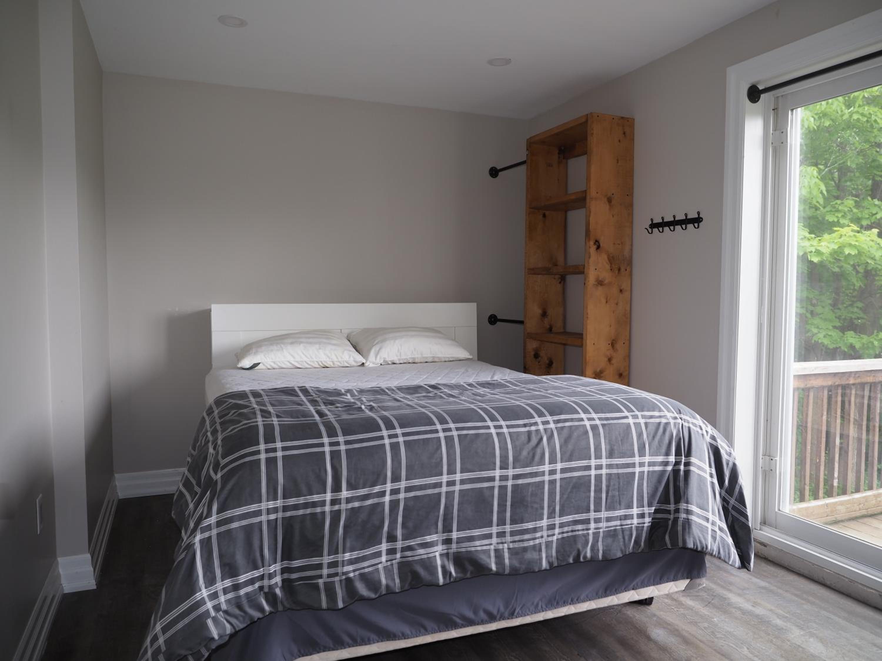 Blue Mountain 6BR Chalet Modern Hot Tub Mountain Views Walk to Village