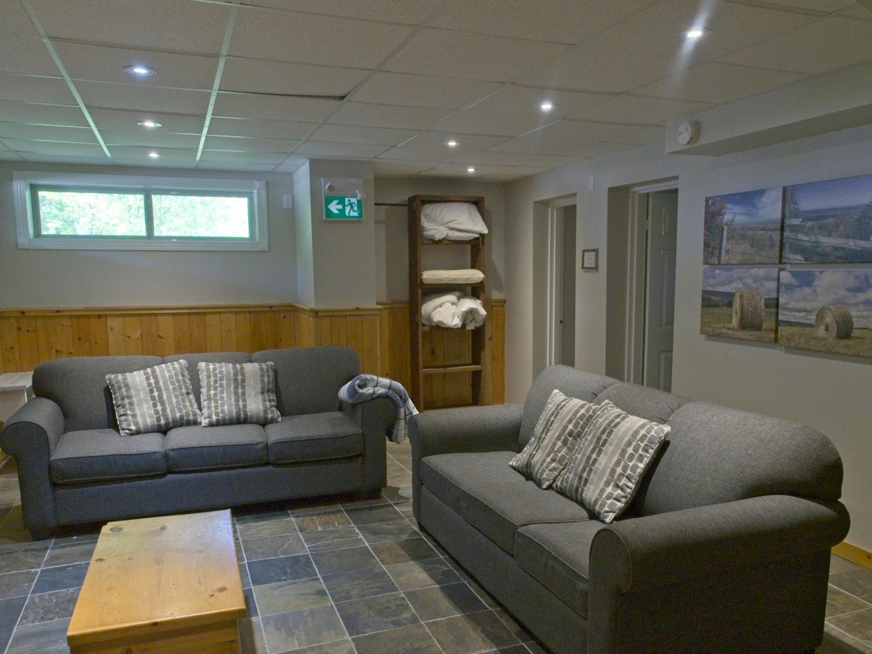 Blue Mountain 6BR Chalet Modern Hot Tub Mountain Views Walk to Village