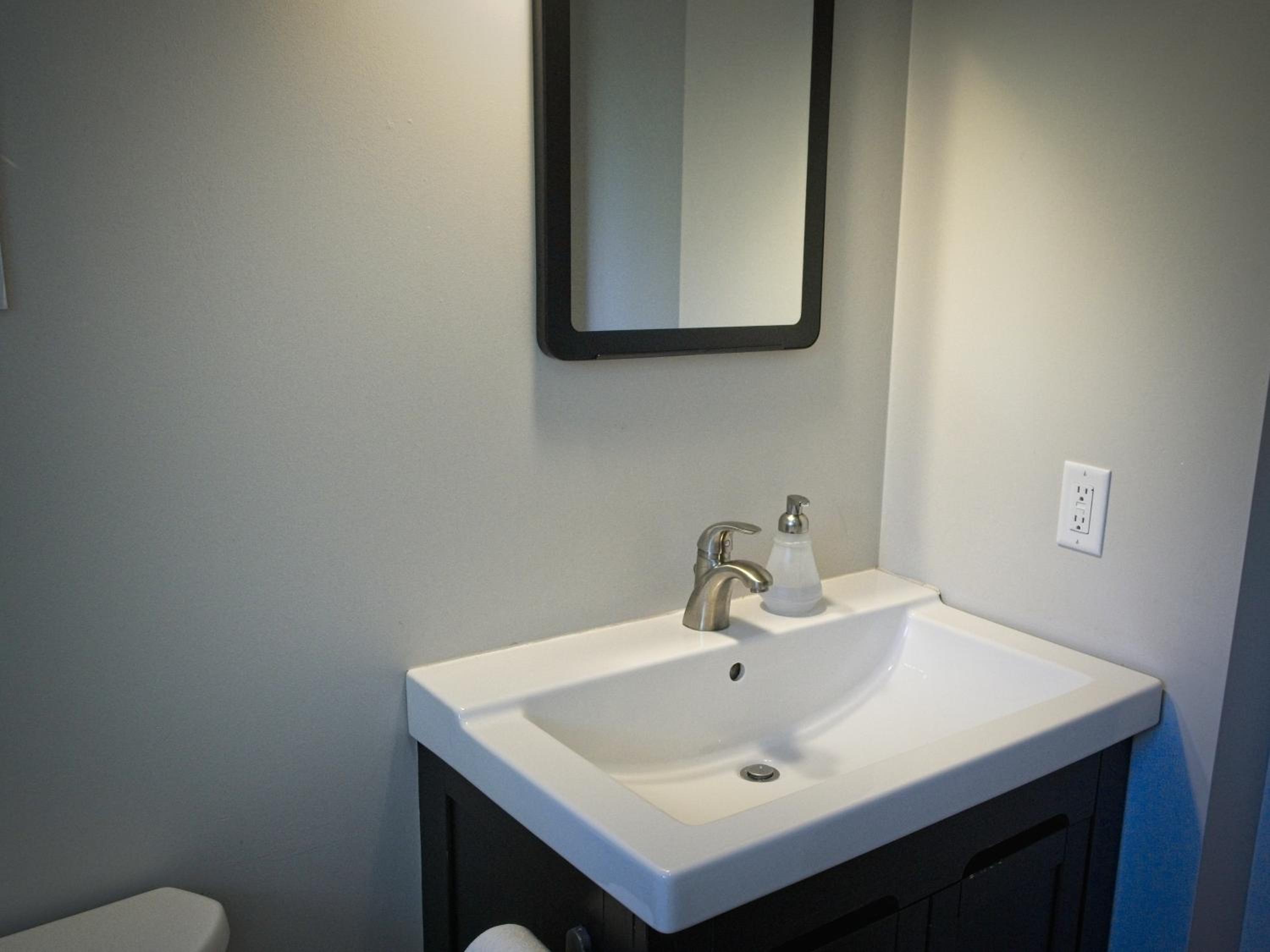 Blue Mountain 6BR Chalet Modern Hot Tub Mountain Views Walk to Village