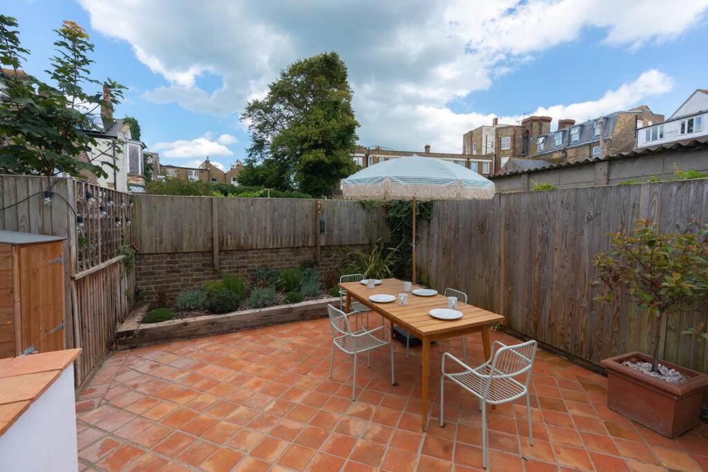 Gorgeous Garden Apartment *Cafes/Bars/Beach within minutes* view 5