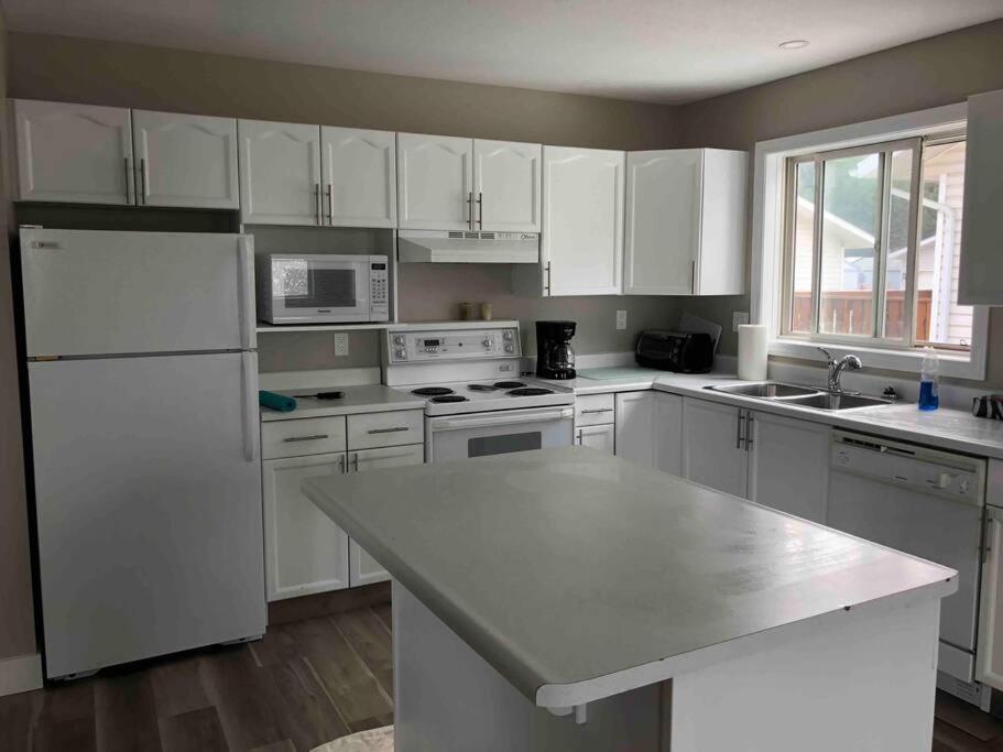 Hinton Vacations - Hinton Alberta Vacation Home - Property Image 3