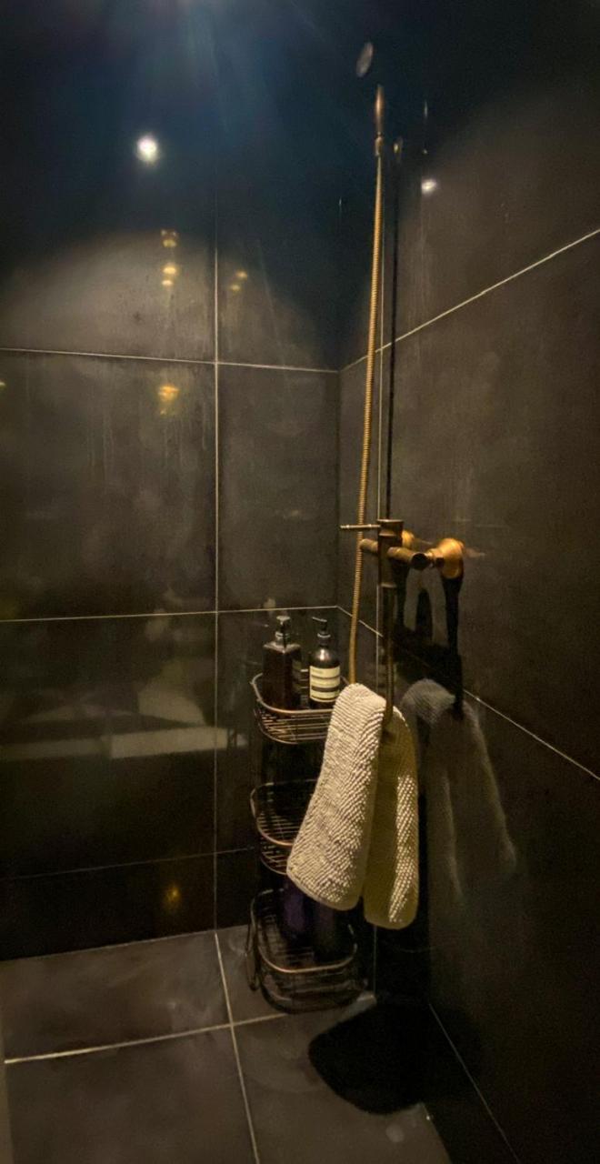 South Kensington stylish, quiet balcony apartment