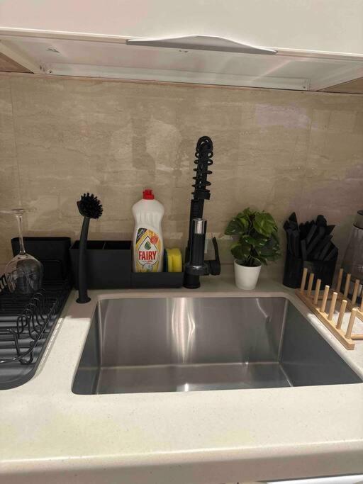 Three Bedroom furnished apartment in north Riyadh - شقه 3 غرف مميزه ومتكامله في شمال الرياض مع مرافق فريده