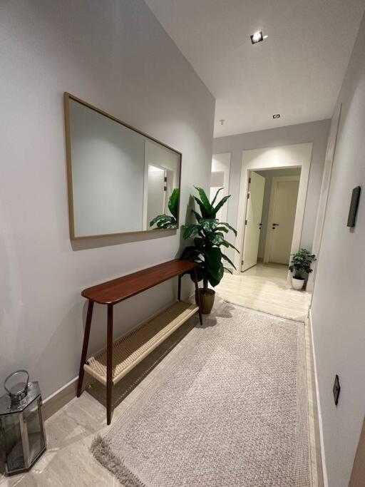 Three Bedroom furnished apartment in north Riyadh - شقه 3 غرف مميزه ومتكامله في شمال الرياض مع مرافق فريده