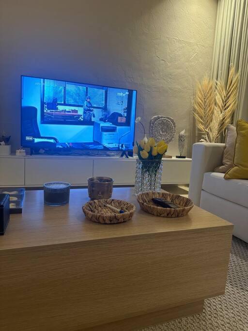 Three Bedroom furnished apartment in north Riyadh - شقه 3 غرف مميزه ومتكامله في شمال الرياض مع مرافق فريده