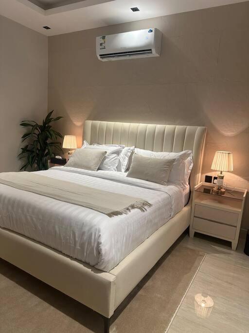 Three Bedroom furnished apartment in north Riyadh - شقه 3 غرف مميزه ومتكامله في شمال الرياض مع مرافق فريده