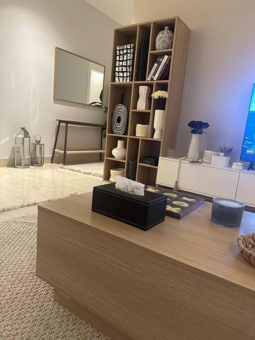 Three Bedroom furnished apartment in north Riyadh - شقه 3 غرف مميزه ومتكامله في شمال الرياض مع مرافق فريده