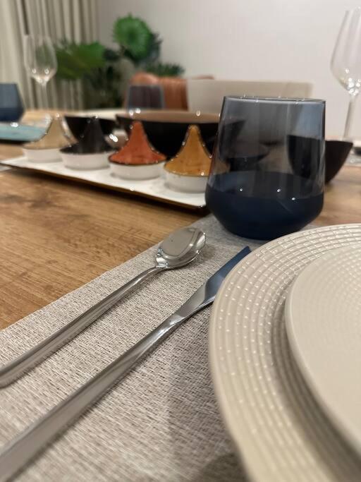 Three Bedroom furnished apartment in north Riyadh - شقه 3 غرف مميزه ومتكامله في شمال الرياض مع مرافق فريده