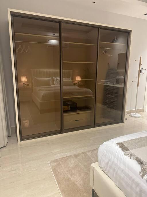 Three Bedroom furnished apartment in north Riyadh - شقه 3 غرف مميزه ومتكامله في شمال الرياض مع مرافق فريده