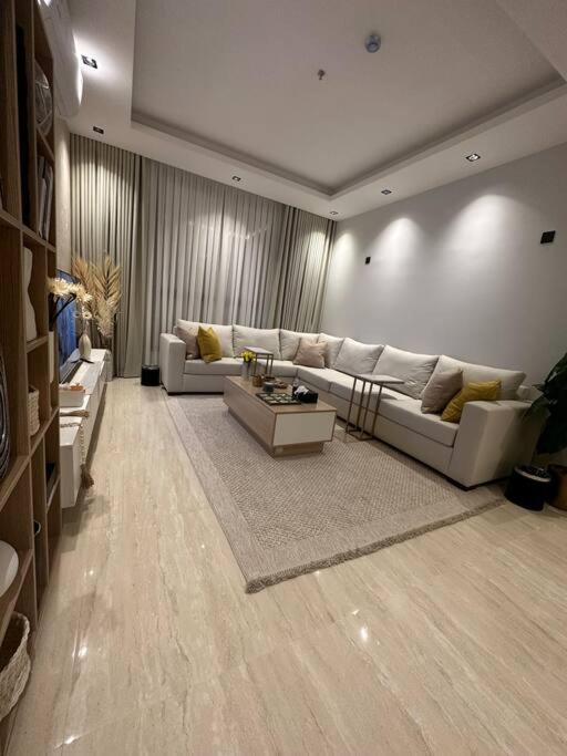 Three Bedroom furnished apartment in north Riyadh - شقه 3 غرف مميزه ومتكامله في شمال الرياض مع مرافق فريده