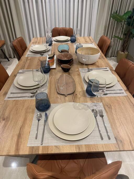 Three Bedroom furnished apartment in north Riyadh - شقه 3 غرف مميزه ومتكامله في شمال الرياض مع مرافق فريده