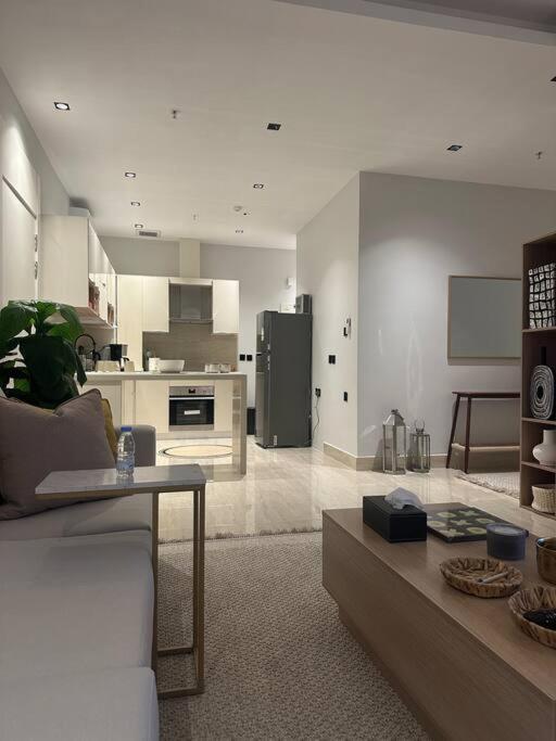 Three Bedroom furnished apartment in north Riyadh - شقه 3 غرف مميزه ومتكامله في شمال الرياض مع مرافق فريده