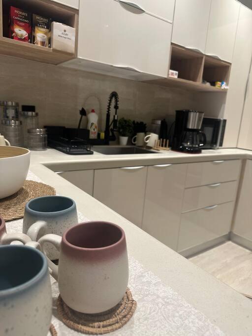 Three Bedroom furnished apartment in north Riyadh - شقه 3 غرف مميزه ومتكامله في شمال الرياض مع مرافق فريده