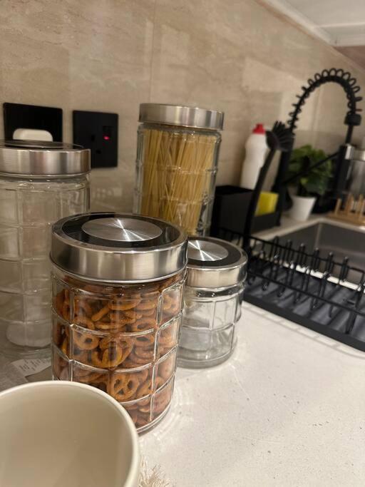 Three Bedroom furnished apartment in north Riyadh - شقه 3 غرف مميزه ومتكامله في شمال الرياض مع مرافق فريده