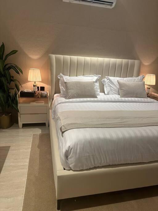 Three Bedroom furnished apartment in north Riyadh - شقه 3 غرف مميزه ومتكامله في شمال الرياض مع مرافق فريده