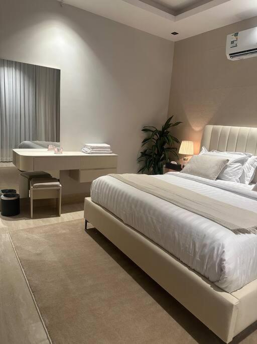 Three Bedroom furnished apartment in north Riyadh - شقه 3 غرف مميزه ومتكامله في شمال الرياض مع مرافق فريده