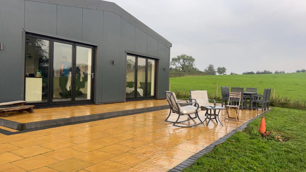Beautiful 3-Bed Barn in Uttoxeter view 3