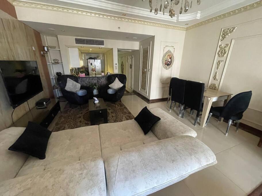 Classy 2 floors with 2pools in NC