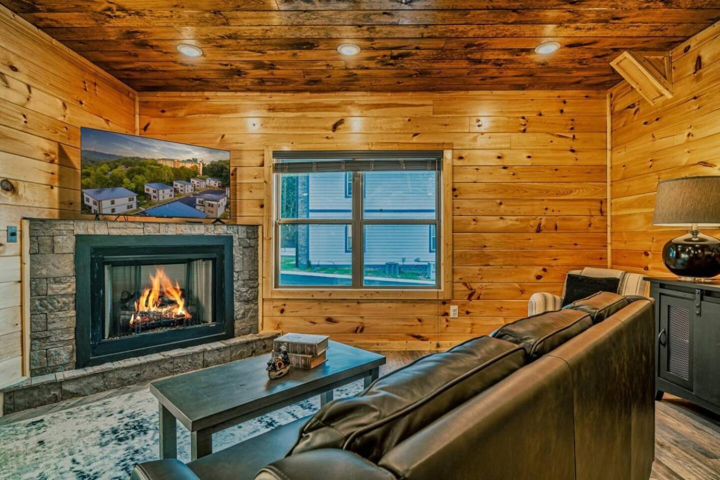 Brand New 4/4 Minutes to Dollywood! Hot Tub! view 3