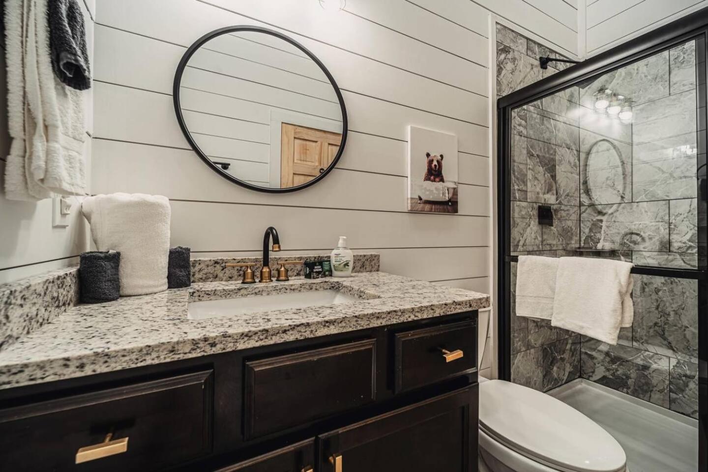 Brand New 4/4 Minutes to Dollywood! Hot Tub! view 4