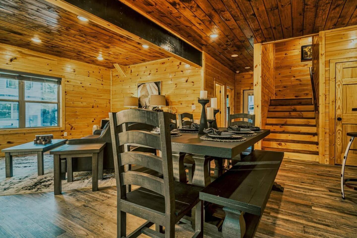 Brand New 4/4 Minutes to Dollywood! Hot Tub! view 5