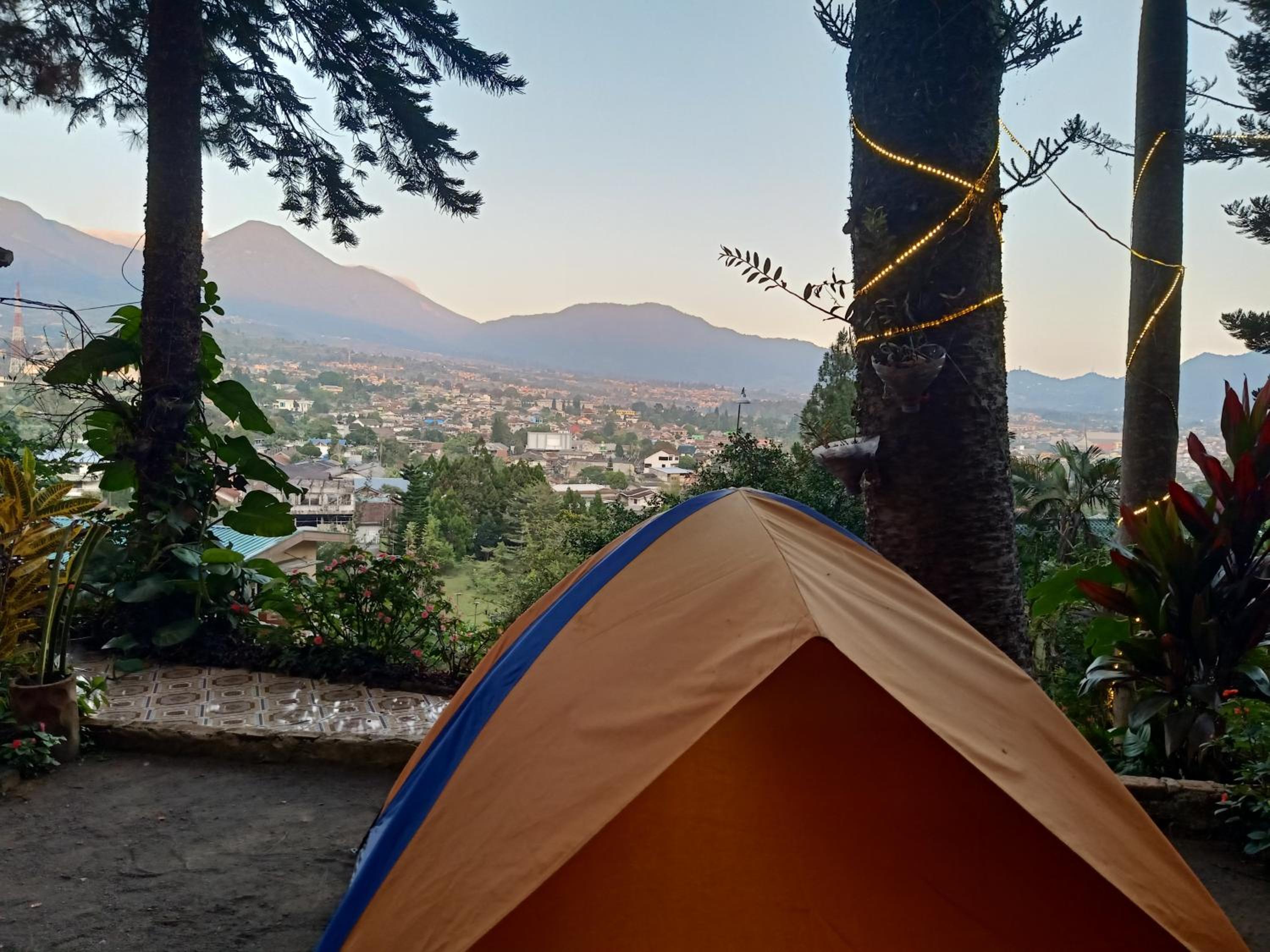 Glamping ReaVeeCafe Puncak