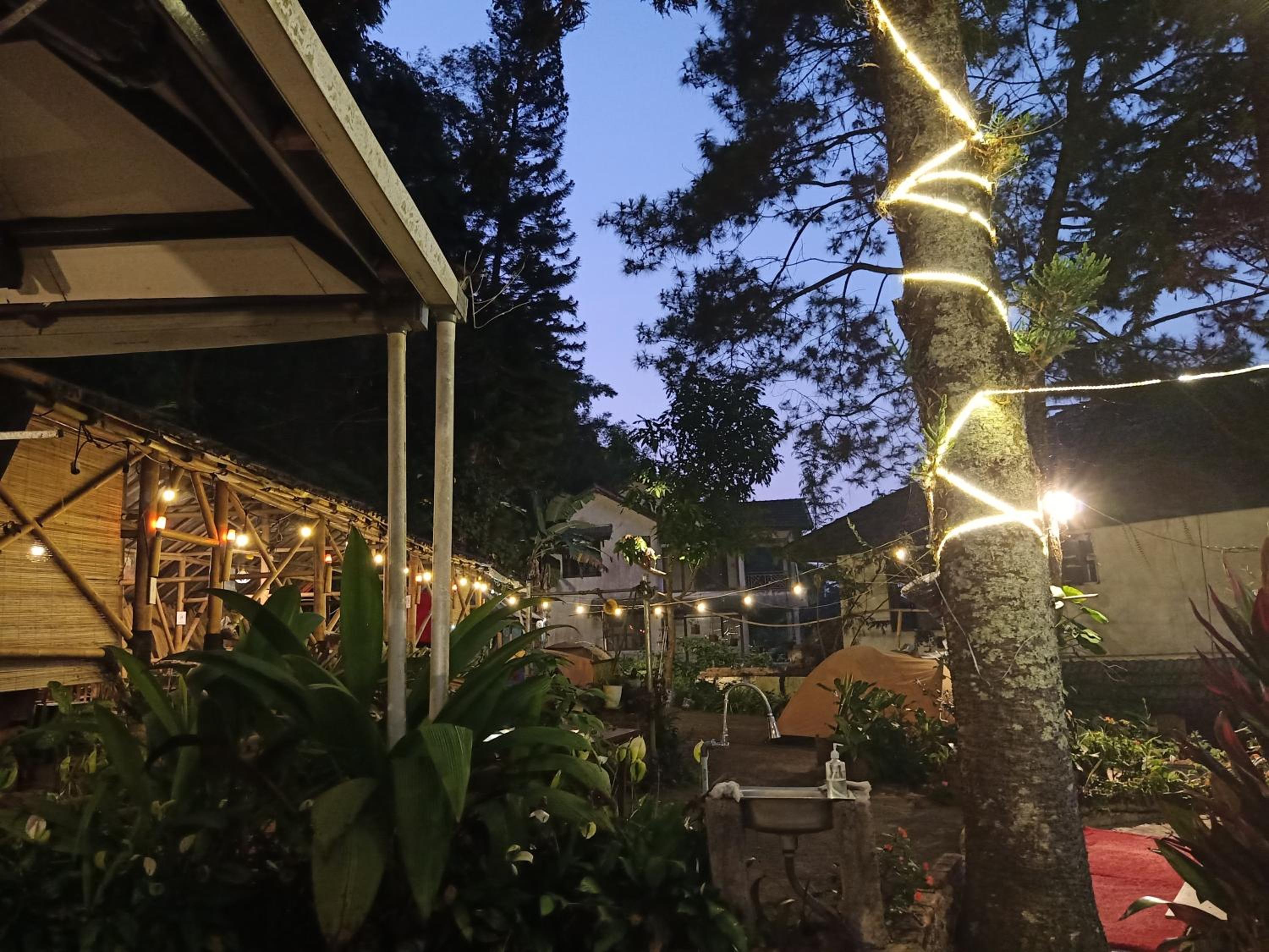 Glamping ReaVeeCafe Puncak
