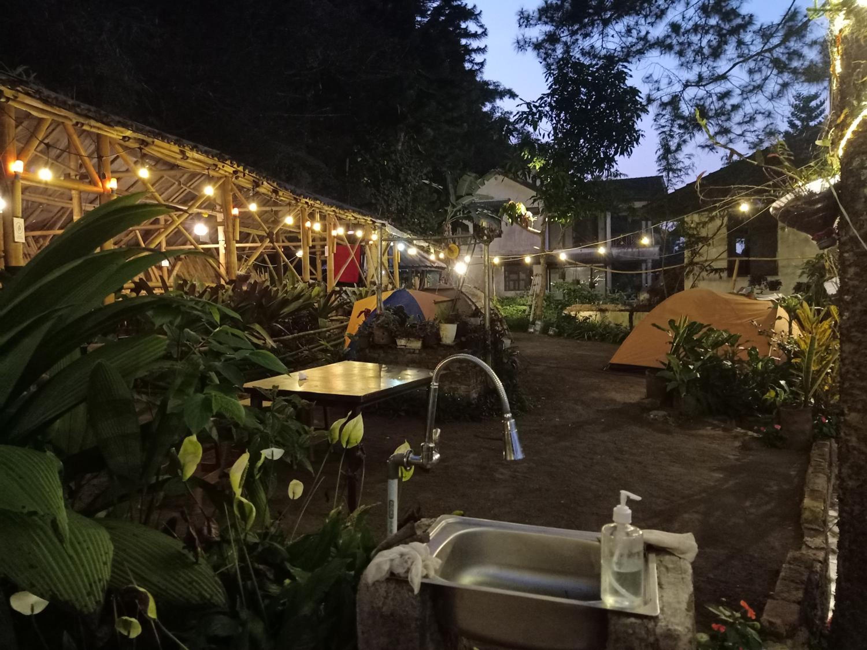 Glamping ReaVeeCafe Puncak