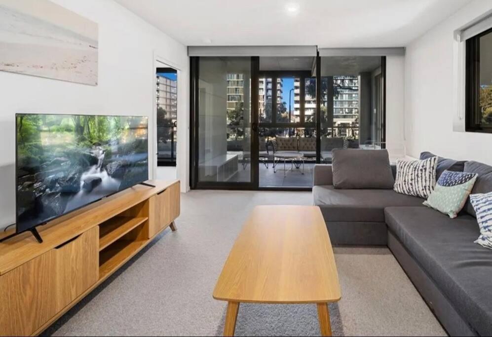 Embark Luxe 2BR 2Bath Apartment in Lynham 1 Secure Carpark Wifi Canberra