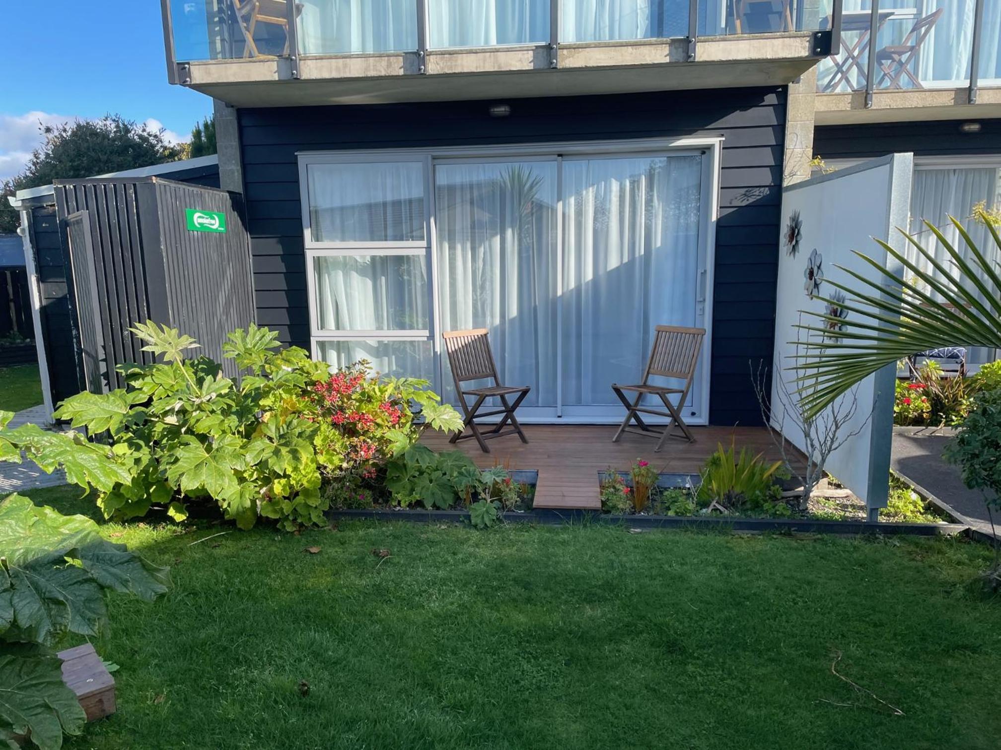 Carters by the Sea Beachside Studio Apartments