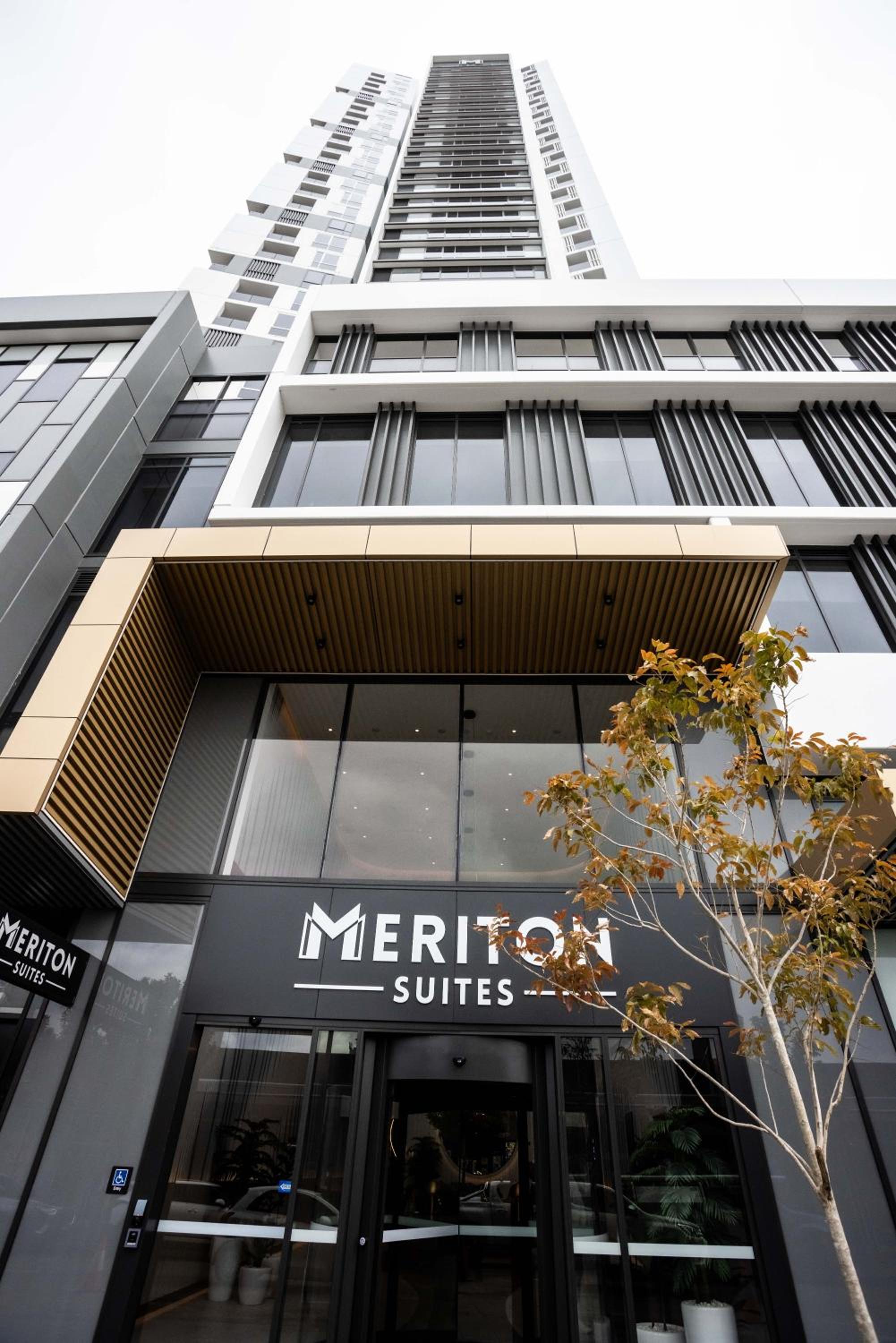 Hotel Meriton Suites Liverpool - Image 1