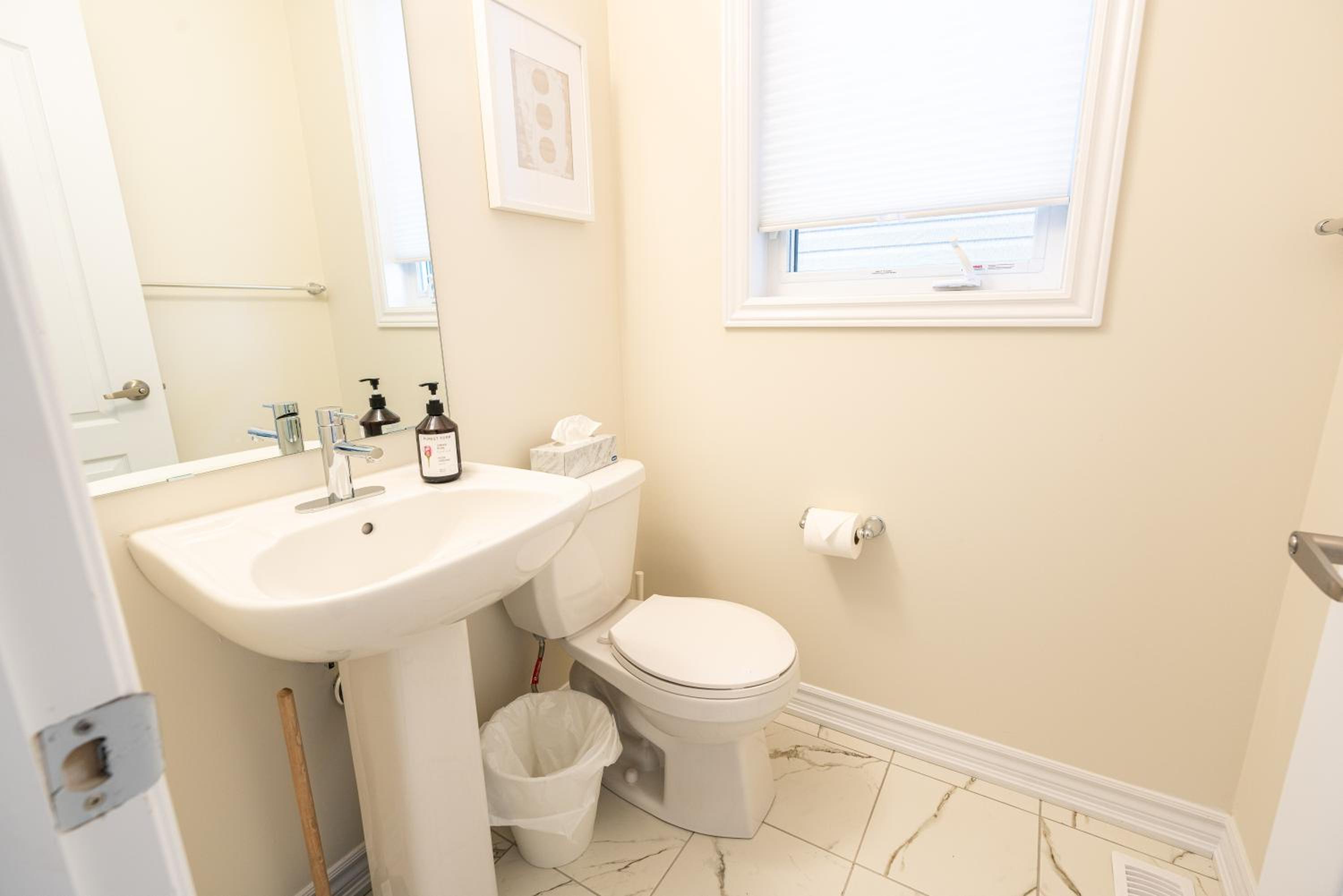 BRAND NEW home minutes from Niagara Falls.