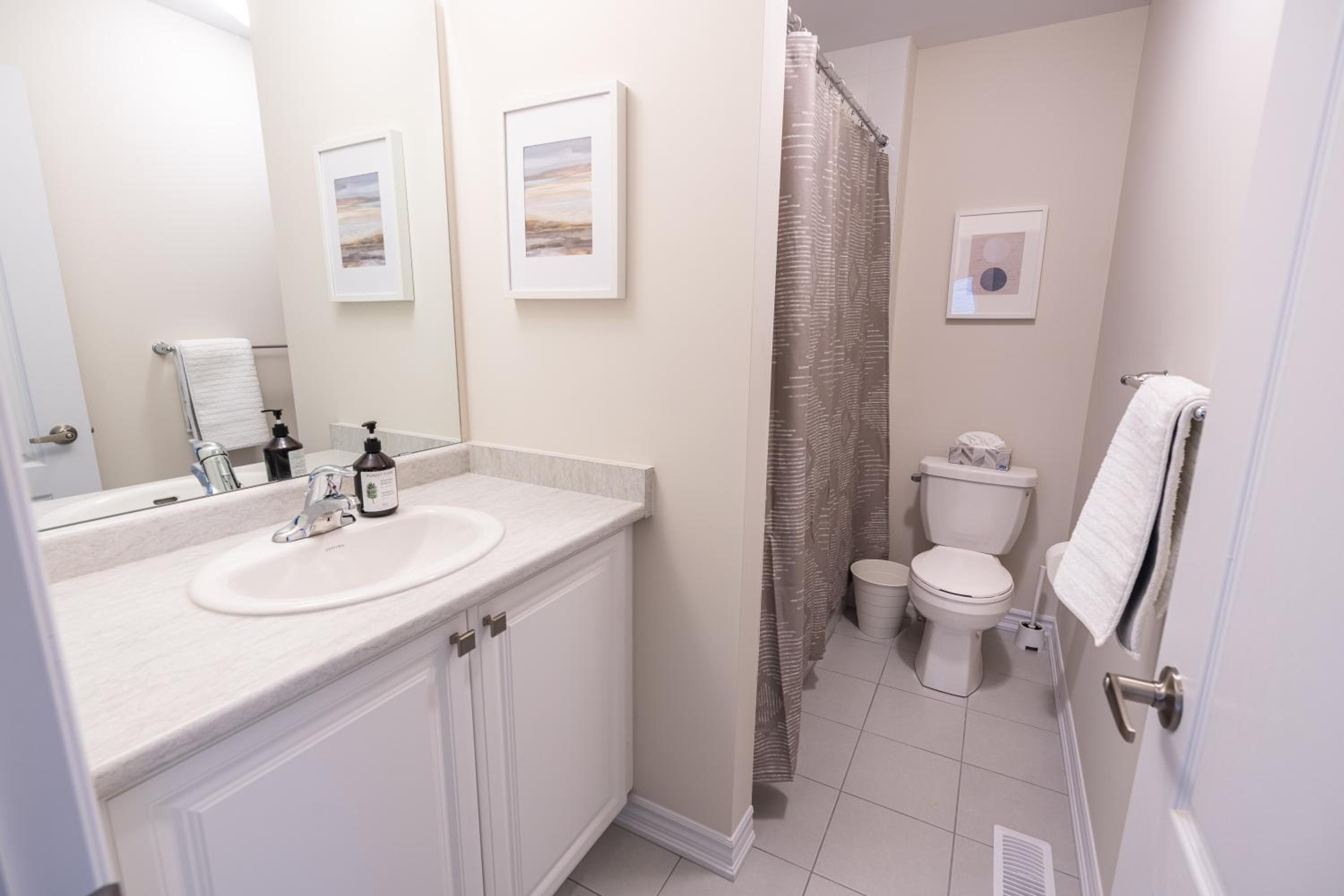 BRAND NEW home minutes from Niagara Falls.