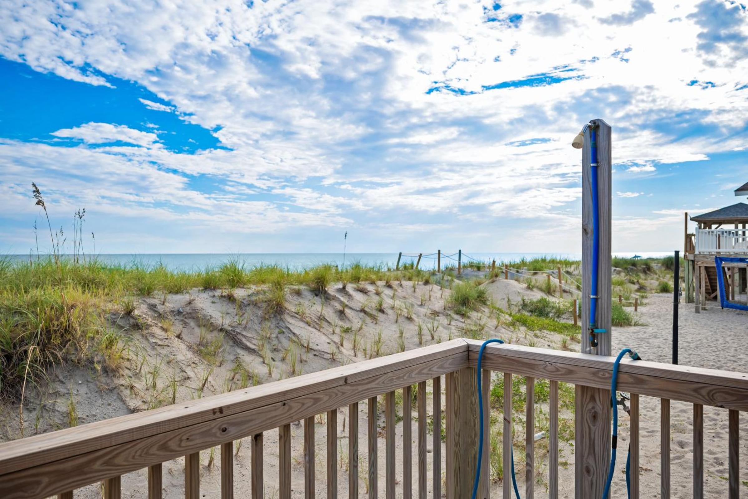 A Pirates Paradise by Oak Island Accommodations view 2