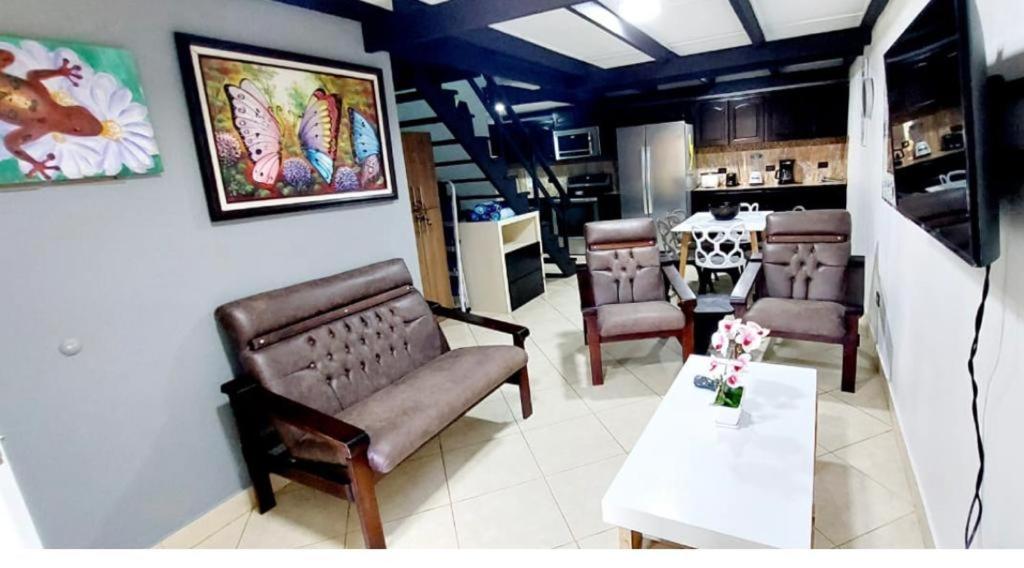 Tropical Condo!Two Story Three lovely Bedrooms !