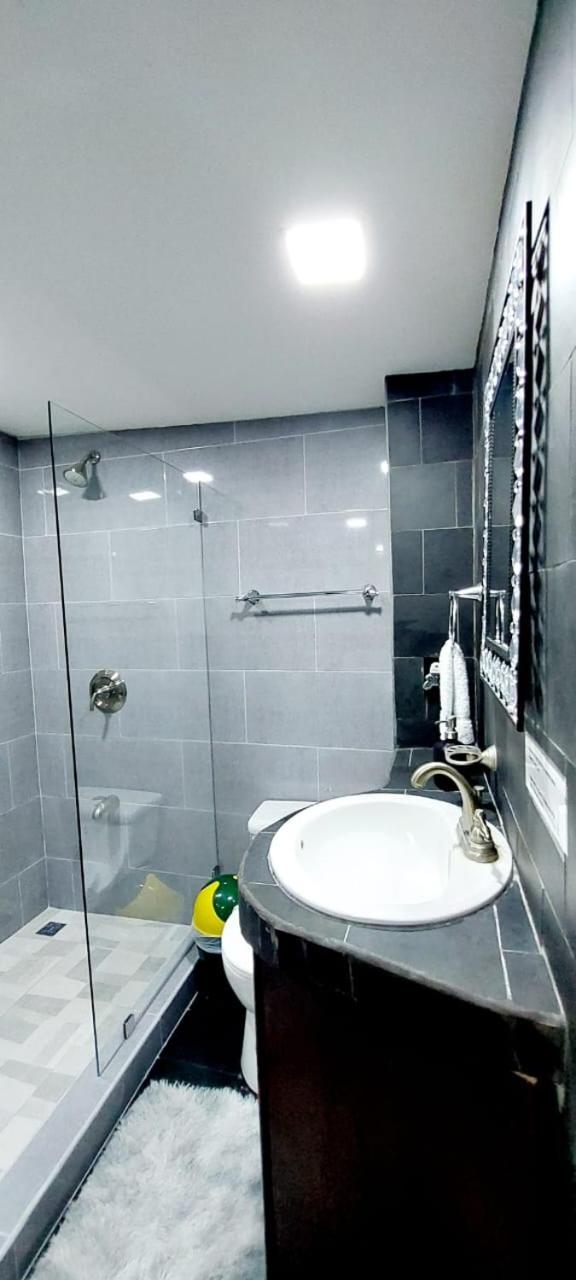 Tropical Condo!Two Story Three lovely Bedrooms !
