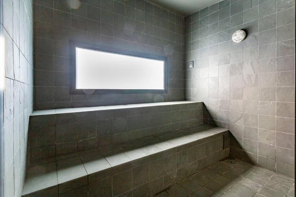 Charme Pinheiros e Jardins com piscina, cama queen